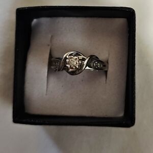 Vintage Elegant Sterling Silver And Genuine Diamond Engagement  Ring Size 7